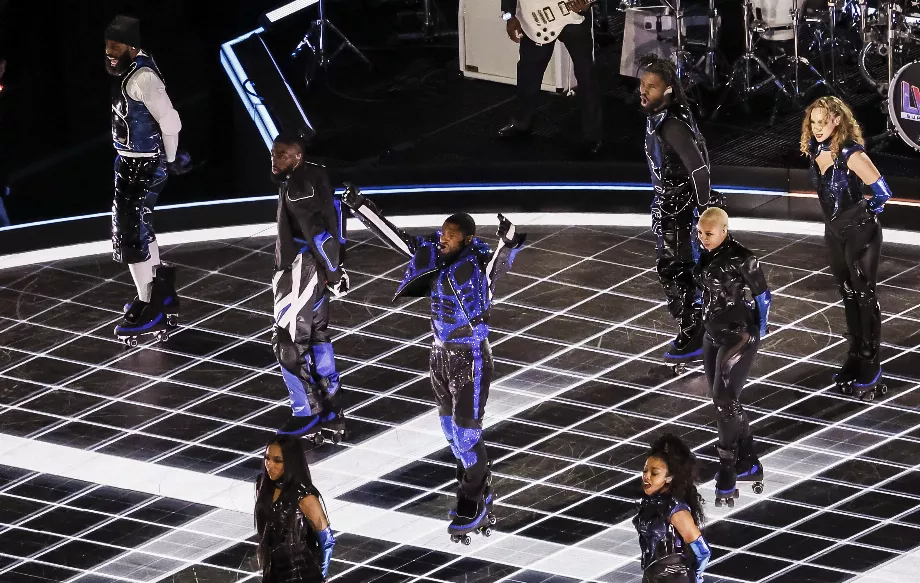 Usher (c) se produit lors du spectacle de mi-temps du Super Bowl LVIII entre les Chiefs de Kansas City et les 49ers de San Francisco au stade Allegiant, à Las Vegas, Nevada (États-Unis), ce 11 février 2024. EFE/EPA/Caroline Brehman