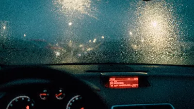 Comment désembuer les vitres d'une voiture sans climatisation ?