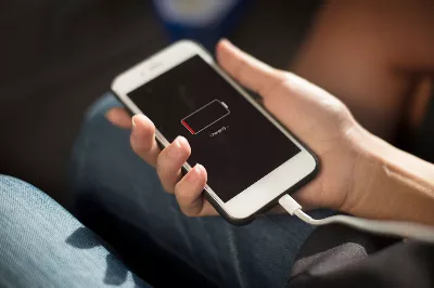 Vérité ou mensonge : charger son portable jusqu'à 100% endommage son portable, voici les vraies précautions