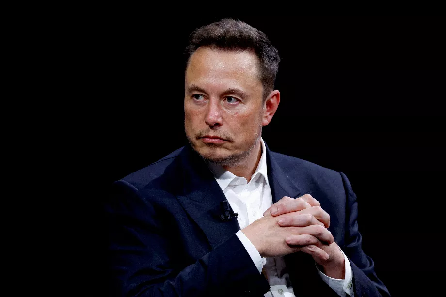 Elon Musk repense la modération dans X avec une approche innovante. La vision du magnat de la « liberté d'expression » et d'une modération efficace suscite des débats dans l'industrie (REUTERS/Gonzalo Fuentes)