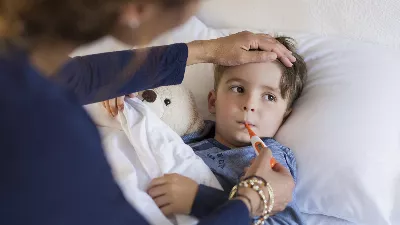 Ils ont signalé un cas de discrimination sexuelle dans une école où s'occupait un enfant malade et l'affaire est devenue virale.