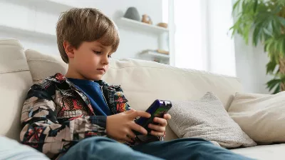 Ce que les parents doivent garder à l'esprit lorsqu'ils achètent le premier téléphone portable de leurs enfants