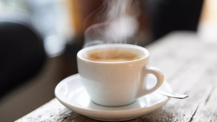 Un serveur est sanctionné pendant trois jours sans emploi ni salaire pour avoir consommé un café sans le payer, déclenchant une polémique sur les réseaux sociaux (Getty Images)