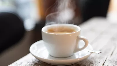 Il s'est assis à la terrasse d'un bar de Madrid pour prendre un café mais la réaction du serveur l'a déconcerté.