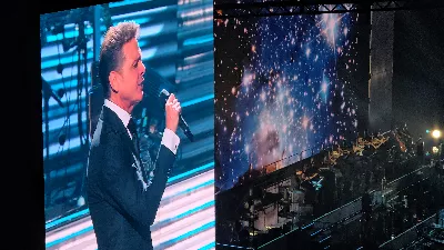 Luis Miguel surprend sur son Tour 2024 : drones, écrans 4K et même bracelets lumineux