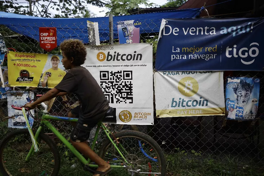 Photographie de panneaux proposant le bitcoin comme moyen de paiement près de la plage El Zonte, à Chiltiupan, au Salvador. (EFE/Miguel Lemus)