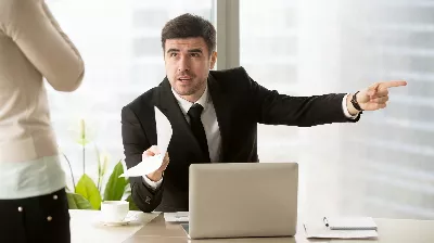 Elle a présenté un rapport au travail et son patron, loin de la féliciter, l'a humiliée de la pire des manières