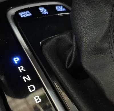 Que signifient les lettres et chiffres de la boîte de vitesses automatique et à quoi servent-ils ?