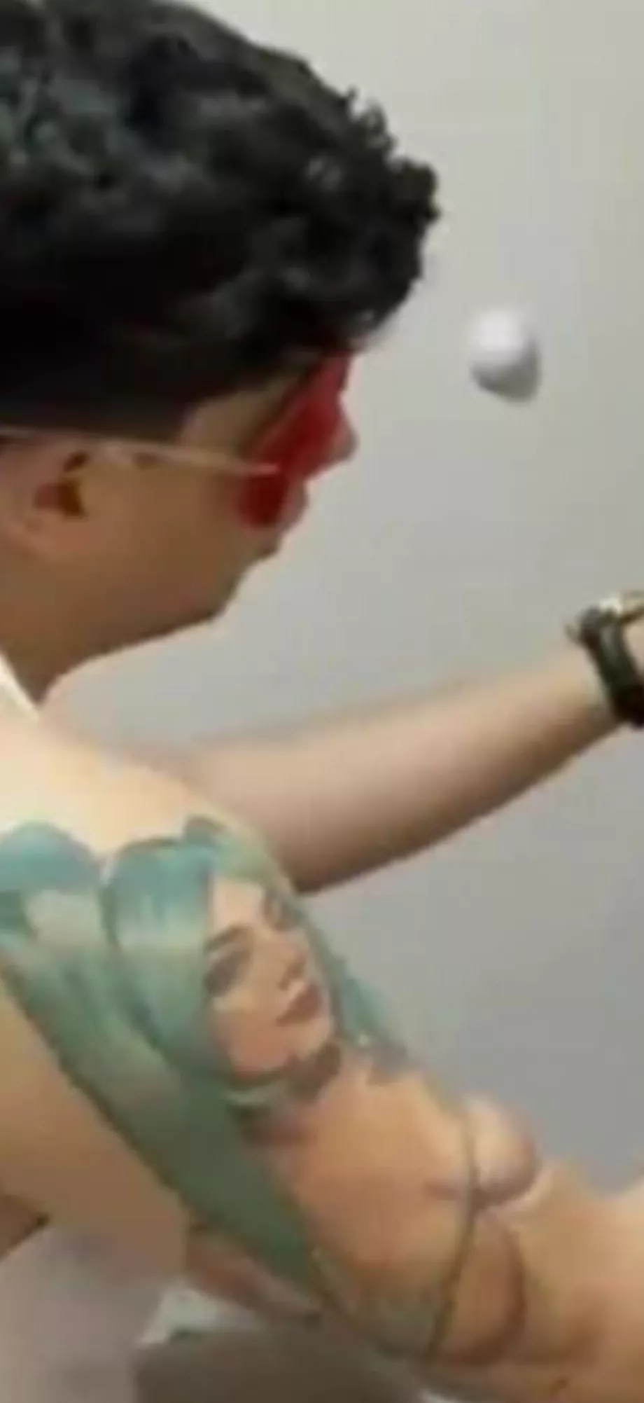 Ceci est censé être une capture d'écran du fan qui a fait une vidéo intime avec Karely après s'être fait tatouer le visage (Capture d'écran)