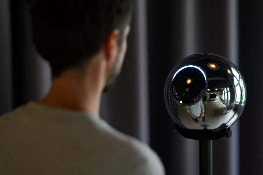 DOSSIER : Ricardo Macieira, directeur régional de Worlcoin en Europe, simule un scan de l'iris (REUTERS/Annegret Hilse)