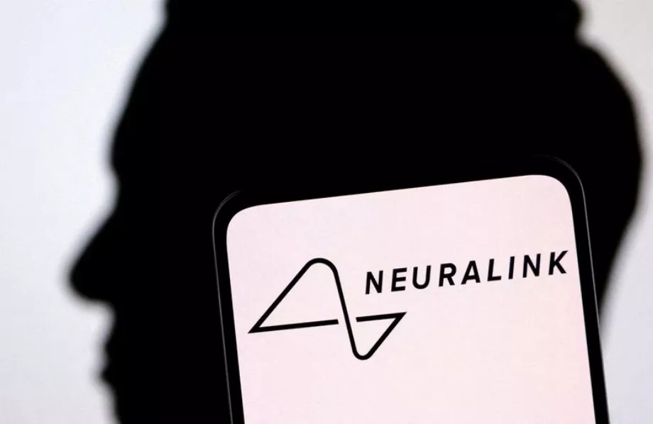 La puce permettra aux utilisateurs de contrôler les appareils avec leurs pensées. (Reuters)