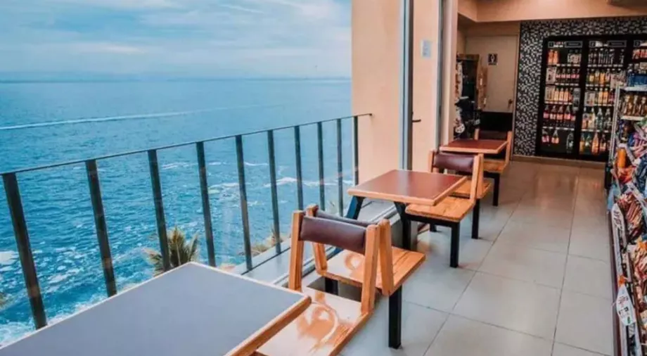 OXXO Mirador est situé entre Playa Mismaloya et Boca de Tomatlán, offrant une vue unique sur le Pacifique
