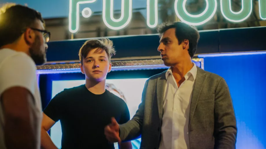Andrés Pallaro (directeur de l'Observatoire du Futur) et Leonardo Medrano (secrétaire de l'Académie et du Développement) de l'Université Siglo 21 avec Mateo Salvatto (Université Siglo 21)