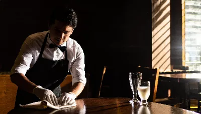 Un client d'un restaurant de Mazatlán montre au serveur qui a rendu le pourboire car il manquait 6 pesos