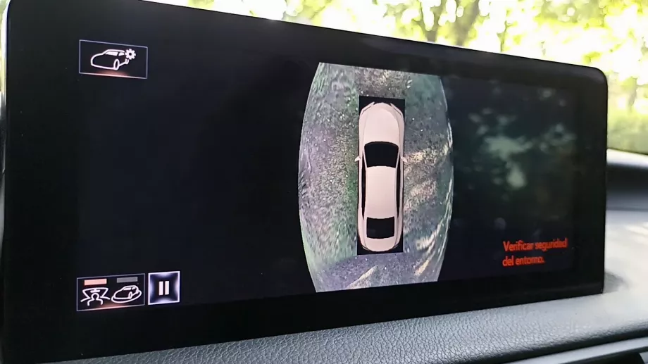 La vue à 360 degrés d’une voiture est obtenue en combinant les quatre caméras, avant, arrière et des deux côtés.