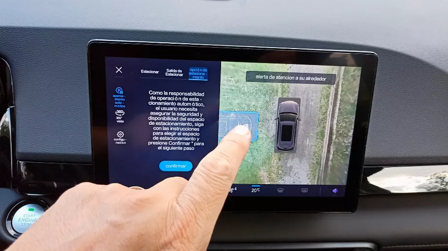 Les systèmes de stationnement automatique permettent l'utilisation de caméras latérales pour évaluer l'environnement avant d'exécuter la commande