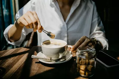 Il s'est assis à la table d'un bar et lorsqu'il a lu l'inscription sur son sweat-shirt, il est resté sans voix.
