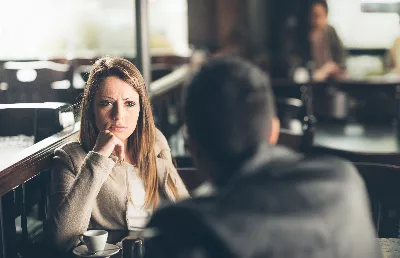 Il a pris son rendez-vous pour un employé du bar et lui a fait un bisou : « Il était le seul là-bas »
