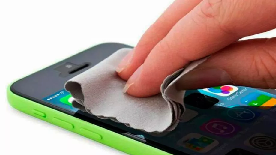 Le nettoyage de l'écran du téléphone portable doit être effectué avec un chiffon doux et sans aucun liquide inflammable. (Infoba)