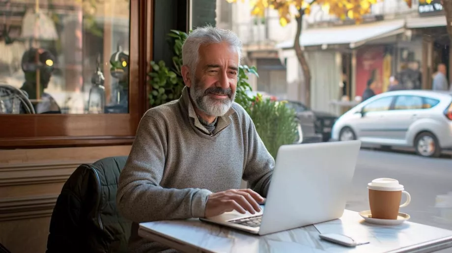 La technologie est une alliée des personnes dans leur vie quotidienne. (Informations sur l'image illustrative)