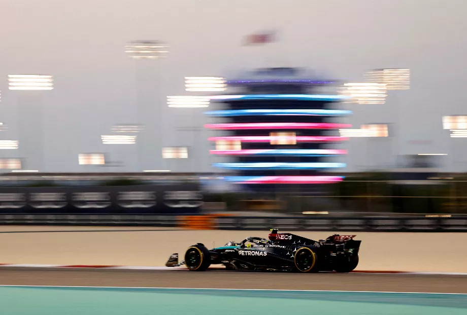 PHOTO DE DOSSIER : Formule 1 F1 – Essais de pré-saison – Circuit international de Bahreïn, Sakhir, Bahreïn – 22 février 2024 Lewis Hamilton de Mercedes en action lors des essais REUTERS/Hamad I Mohammed/File Photo