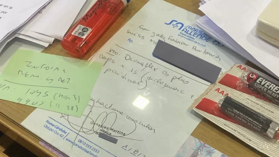 Dans le bureau de son père, la jeune femme trouve non seulement un papier avec des instructions médicales, mais aussi un morceau de son histoire familiale. (X : @martinagnzalez5)