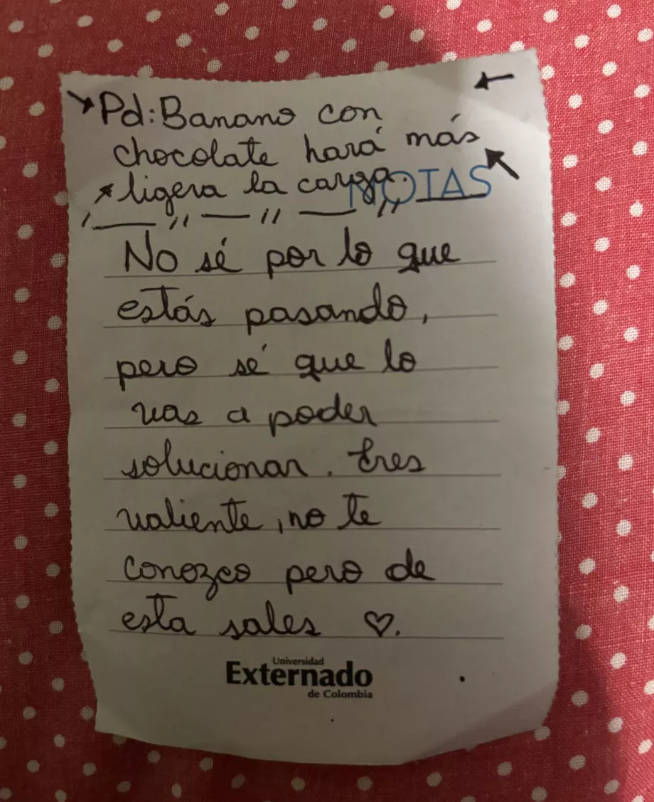 La note émotionnelle sous la porte révèle à quel point un simple geste peut changer le cours d'une journée. (X : @Orianea_)