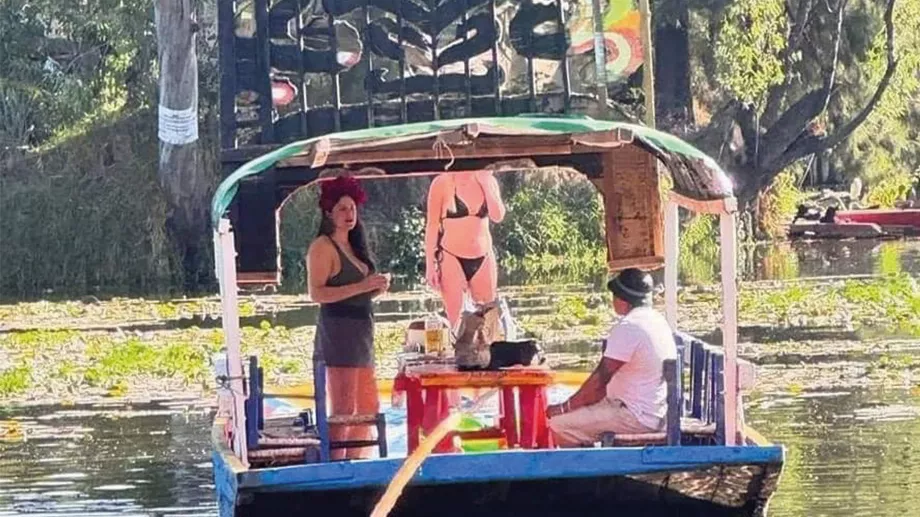 Les utilisateurs des réseaux sociaux ont souligné que la femme est étrangère et ne savait pas qu'il n'est pas possible de nager dans les canaux de Xochimilco Crédit : Facebook/Alerta Operaciones