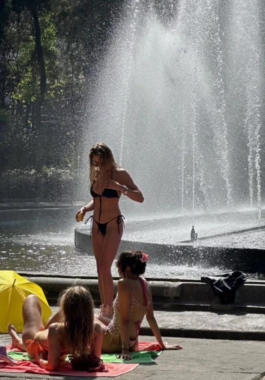 Les femmes ont été critiquées pour avoir pris un bain de soleil autour de la fontaine de Rome. | Twitter @andrearendon__