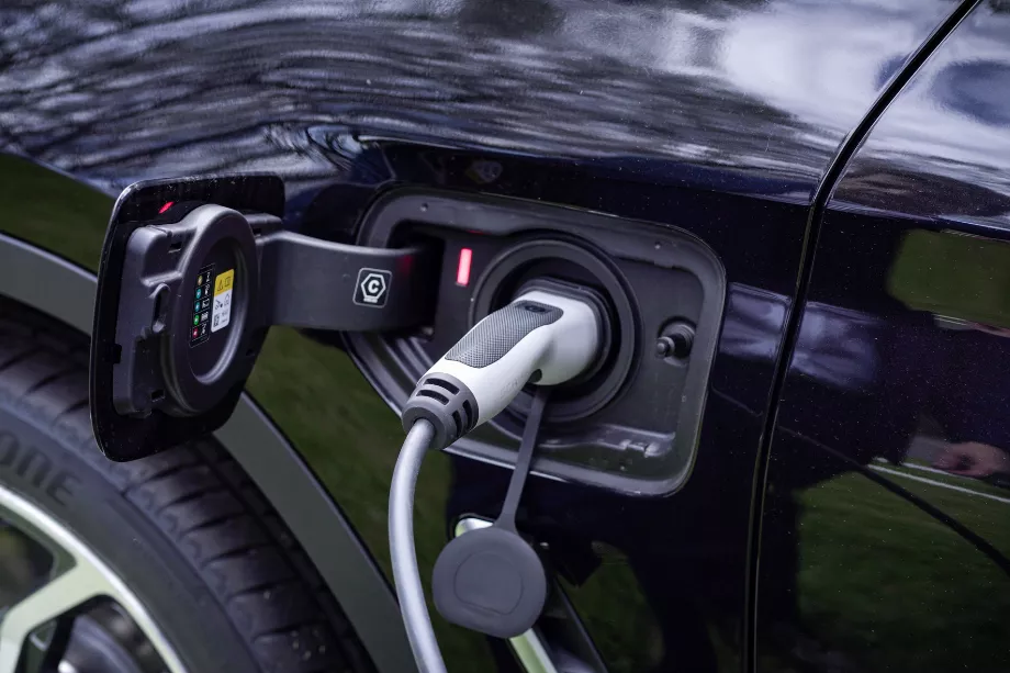 BMW se démarque également par son innovation dans le domaine des véhicules électriques et hybrides. (Photo : Infobae)