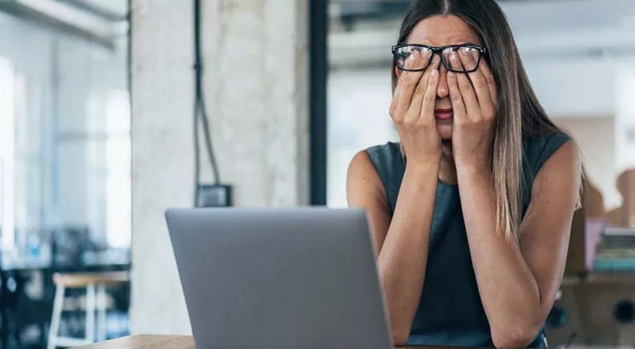 Une jeune femme n'en revient pas du message qu'elle a reçu avec un ton humoristique devenu viral (Crédit : Getty Images).