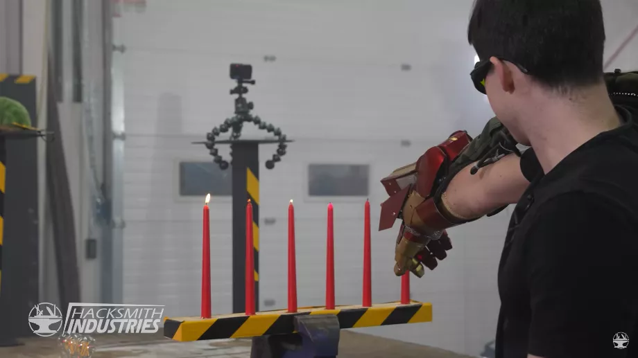 Le gant est capable de produire du feu. (YouTube : Hacksmith Industries)