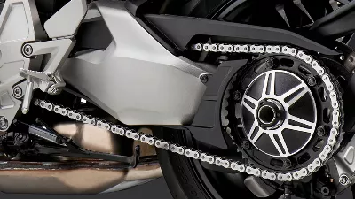 Étapes pour bien nettoyer une chaîne de moto