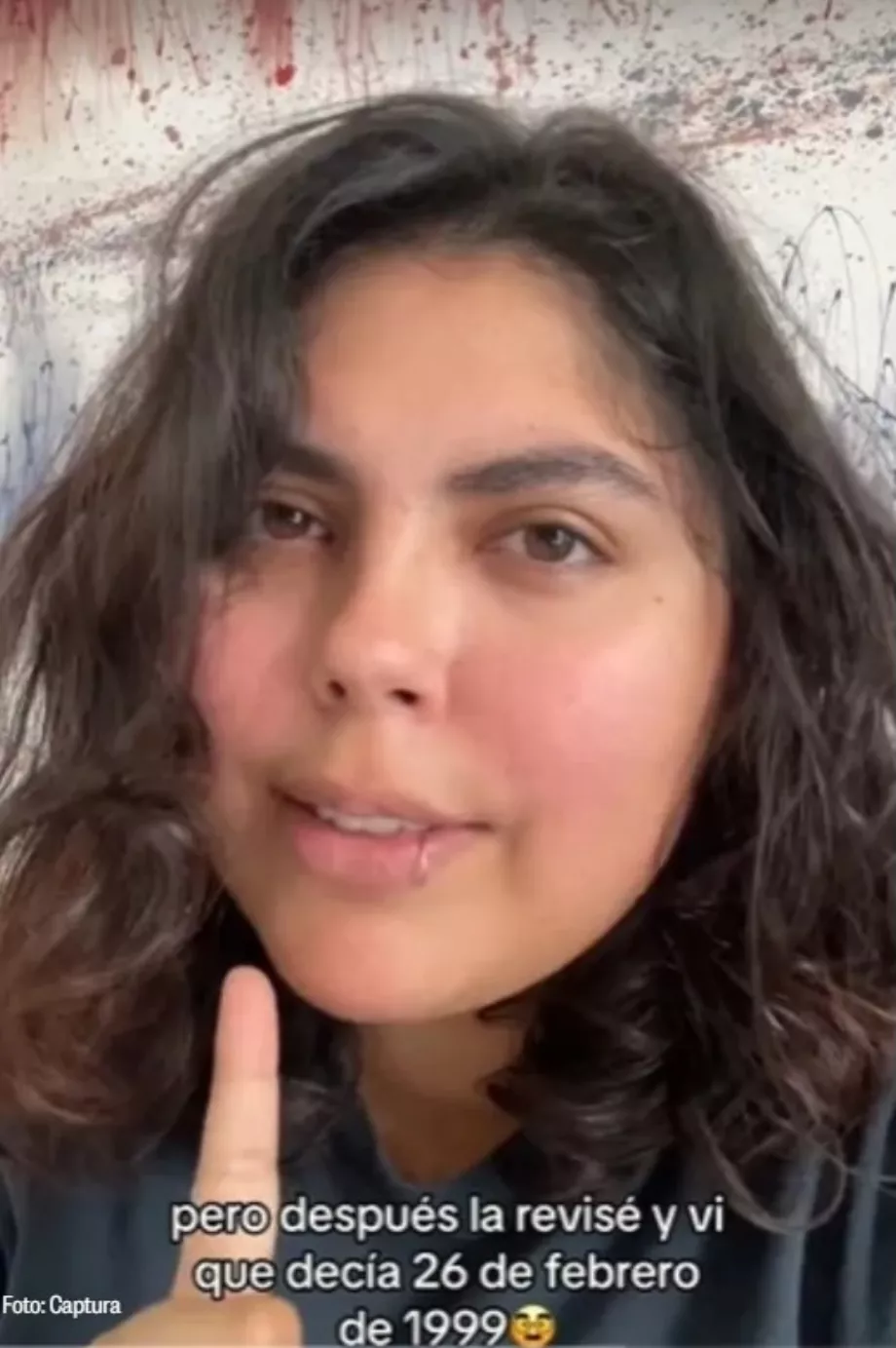 La femme a expliqué en détail ce qui était arrivé au document important. (TIC Tac)