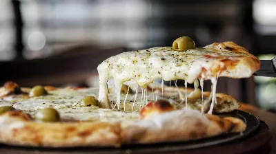 Ils sont allés dans un restaurant avec des pizzas achetées dans un autre magasin, ils ont laissé une critique très sévère et le propriétaire a répondu avec tout
