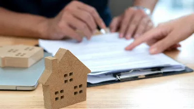 Il a laissé un avis négatif sur une agence immobilière, remettant en question les abus et le racisme et le propriétaire a doublé sa mise.