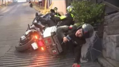 Un journaliste tombe au milieu d'une émission en direct alors qu'il tentait de monter sur une moto dans « La descente de la mort » | VIDÉO