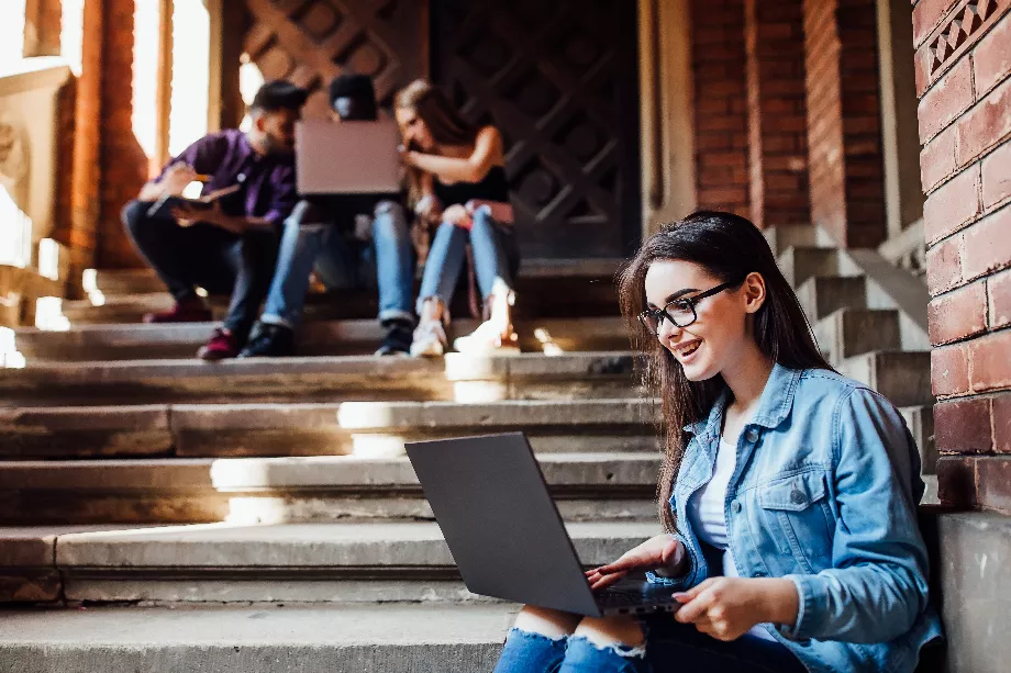 Il existe 5 000 places permettant aux femmes d'apprendre des outils technologiques - crédit Freepik.