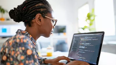 Ils offrent 5 000 places aux femmes pour une formation gratuite sur ChatGPT : voici comment postuler