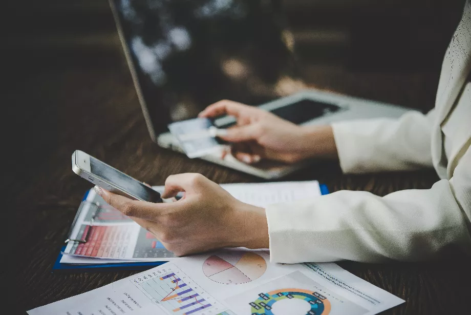 Selon un projet officiel, le consommateur devra être informé au plus haut niveau possible aux différentes étapes de la conclusion d'un contrat électronique.
