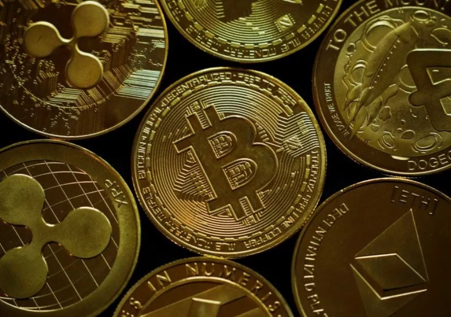 Représentations physiques de diverses crypto-monnaies. (Reuters/Edgar Su)