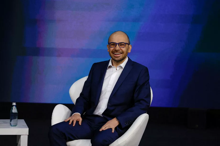 Demis Hassabis révèle les plans d'investissement ambitieux de Google dans l'IA, marquant une étape importante dans la course technologique. (Reuters/Albert Gea)
