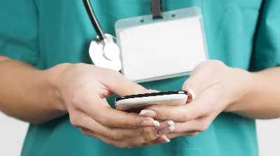 Un médecin espagnol s'inquiète en comptant les heures de travail pendant les quarts de travail