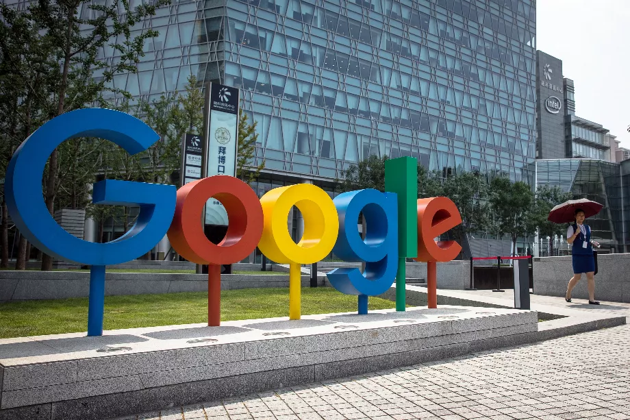 Les offres éducatives de Google vont du niveau d'introduction au niveau avancé et sont conçues pour immerger les étudiants dans les principes fondamentaux et les applications de l'intelligence artificielle. (EFE/EPA/ROMAIN PILIPEY)