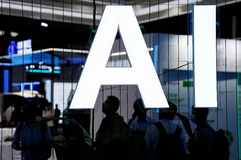 Une affiche sur l'IA (intelligence artificielle) est présentée à la Conférence mondiale sur l'intelligence artificielle (WAIC) à Shanghai, en Chine, le 6 juillet 2023. REUTERS/Aly Song/file