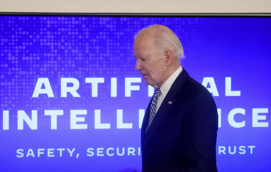 Le président américain Joe Biden traverse la scène pour signer un décret sur l'intelligence artificielle dans la salle est de la Maison Blanche à Washington, aux États-Unis, le 30 octobre 2023. REUTERS/Leah Milis/fichier