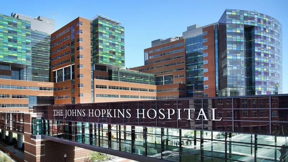 L'hôpital Johns Hopkins mène des recherches médicales dans divers domaines, notamment la neurochirurgie, la chirurgie cardiaque et la pédopsychiatrie.