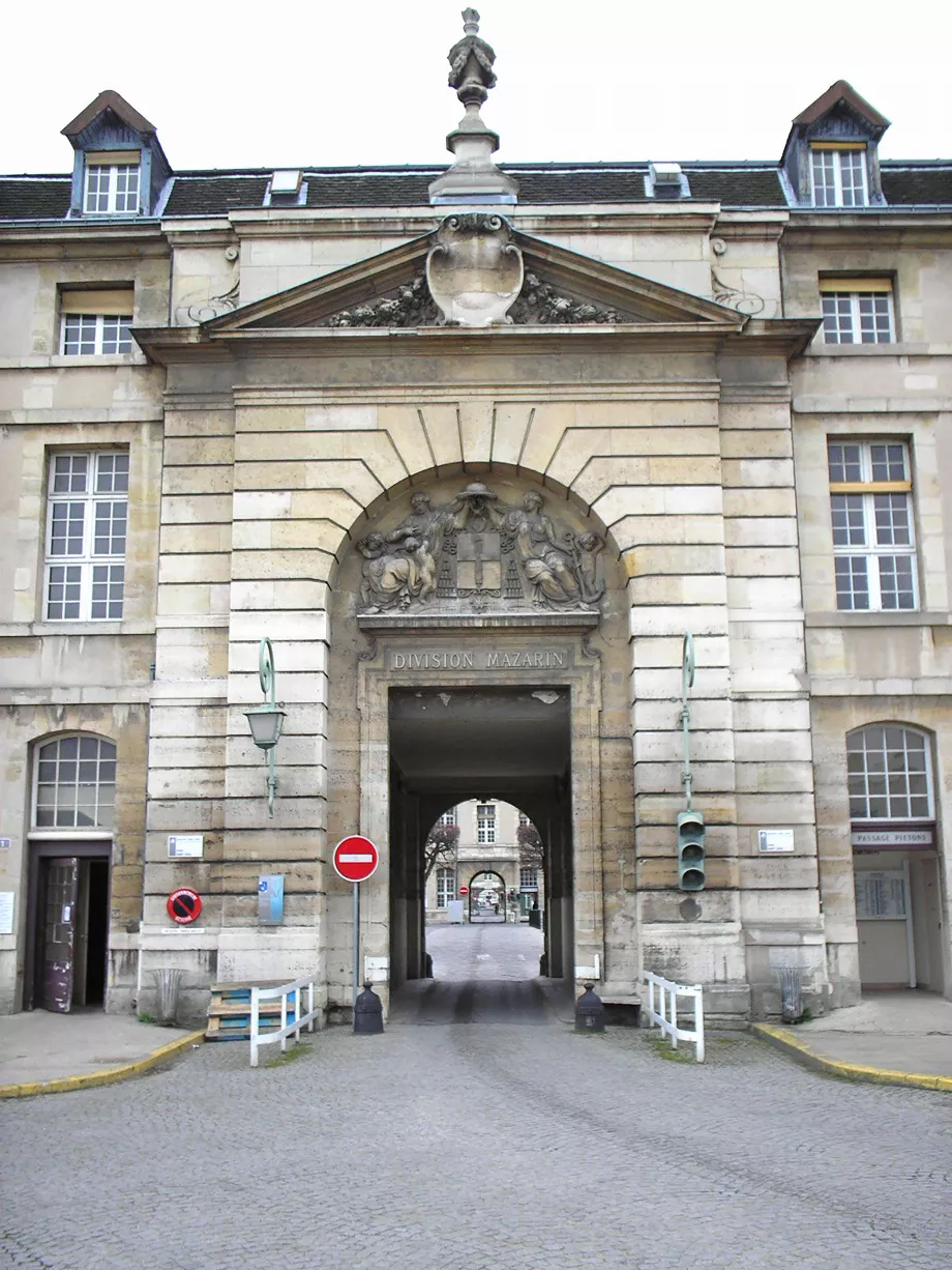 L'Hôpital Universitaire Pitié Salpêtrière fait partie de l'Assistance Publique-Hôpitaux de Paris, le plus grand groupe hospitalier d'Europe.