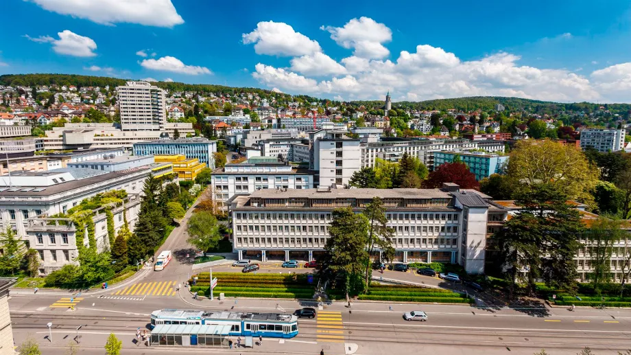 L'Universitätsspital Zürich accueille chaque année 42 000 patients hospitalisés et 500 000 patients ambulatoires.