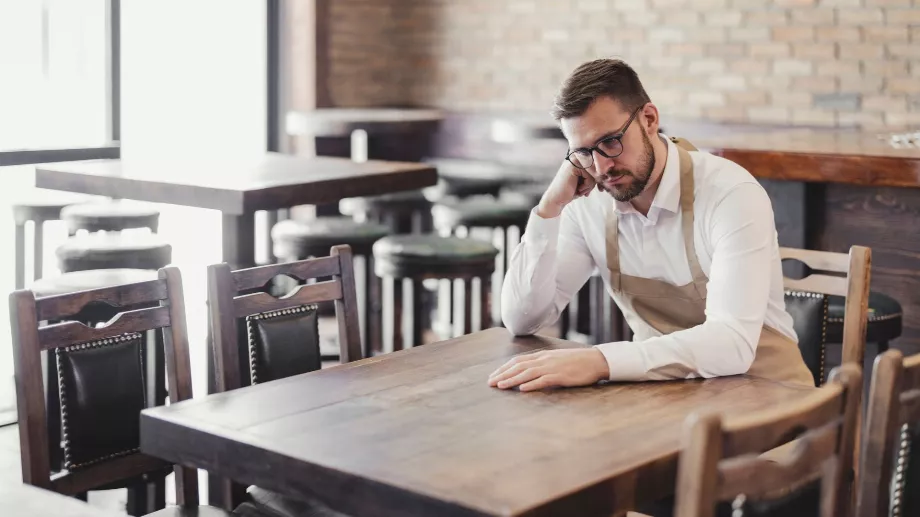 L'échange de messages entre un candidat serveur et un employeur met en lumière les dures conditions de travail dans le secteur de l'hôtellerie. (Image d’illustration – Getty)
